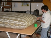 fermeture du matelas avant de coudre les bourrelets et de placer les bouffettes pour finir par un matelas de laine très confortable.